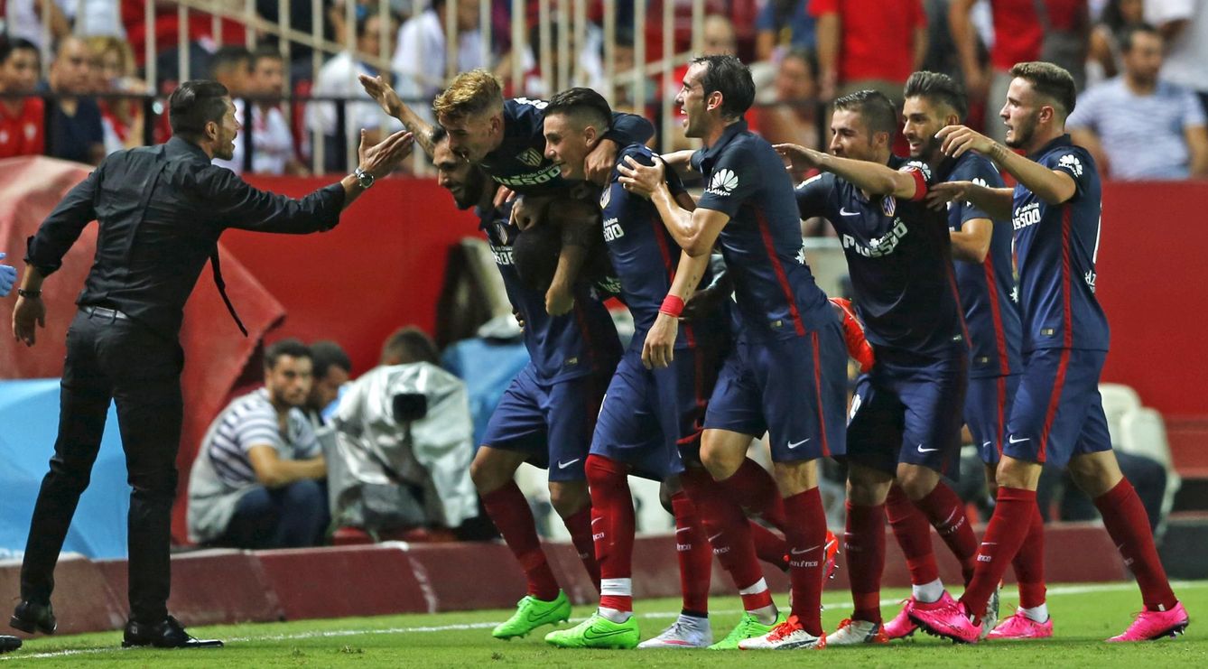 Simeone celebra un gol con sus jugadores (EFE)