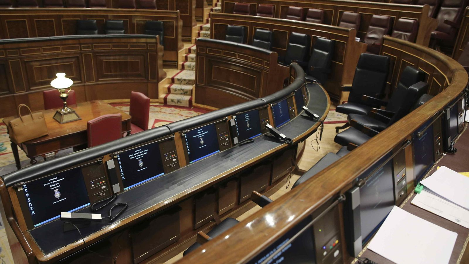 Foto: Escaño (i) del presidente del Gobierno, Mariano Rajoy, en el Congreso de los Diputados tras la última sesión de control al Ejecutivo. (EFE)