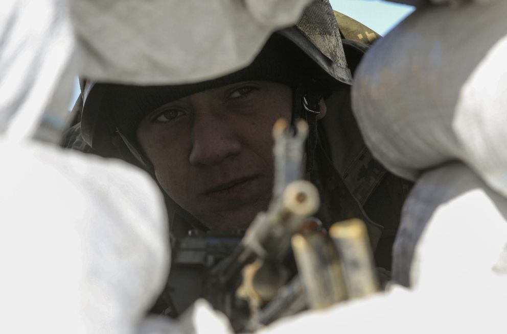 Un soldado ucraniano de guardia en un puesto de control en Salkovo (Reuters).