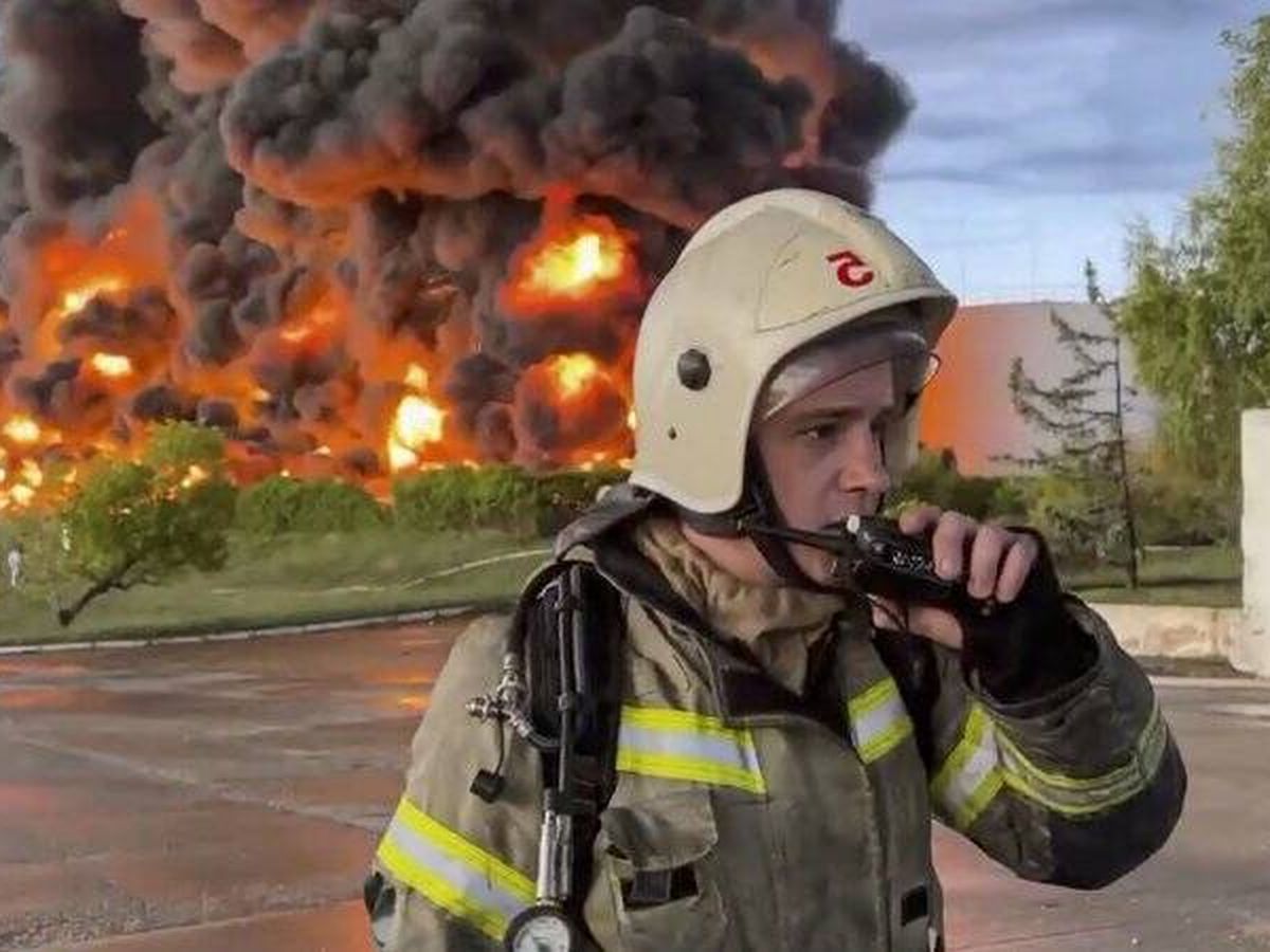 Foto: Incendio de un depósito de combustible en Sebastopol, Crimea, este 29 de abril. (EFE)