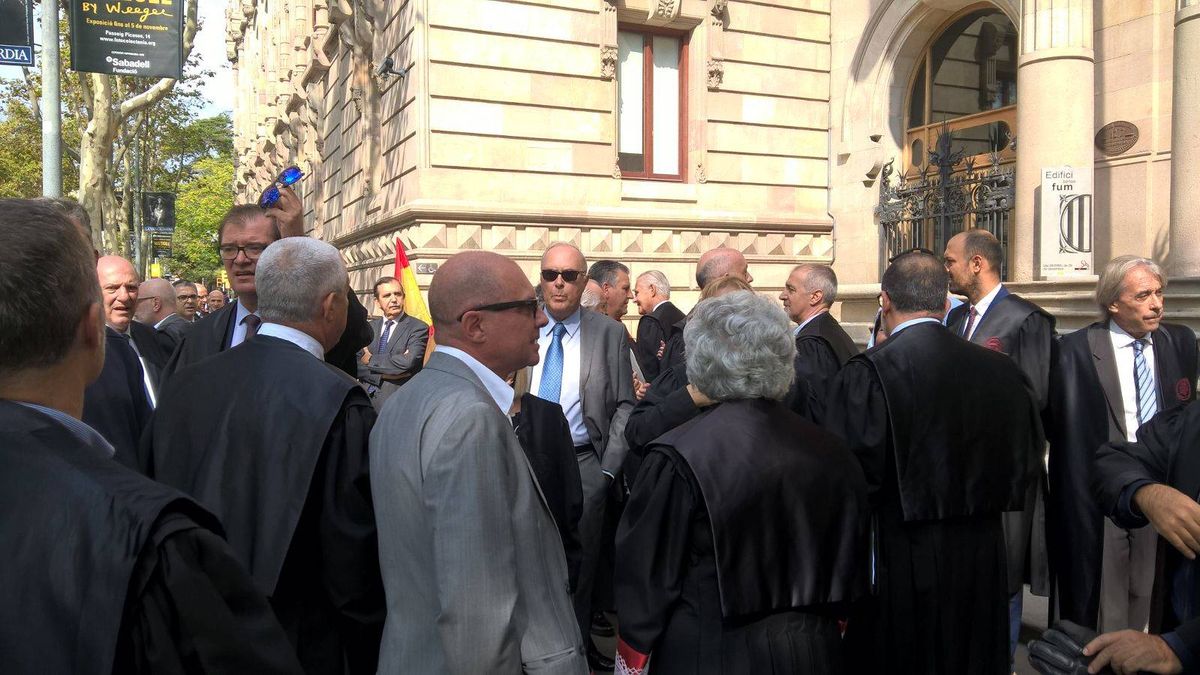 Los Mossos separan del TSJ a 250 abogados concentrados con togas y la Constitución