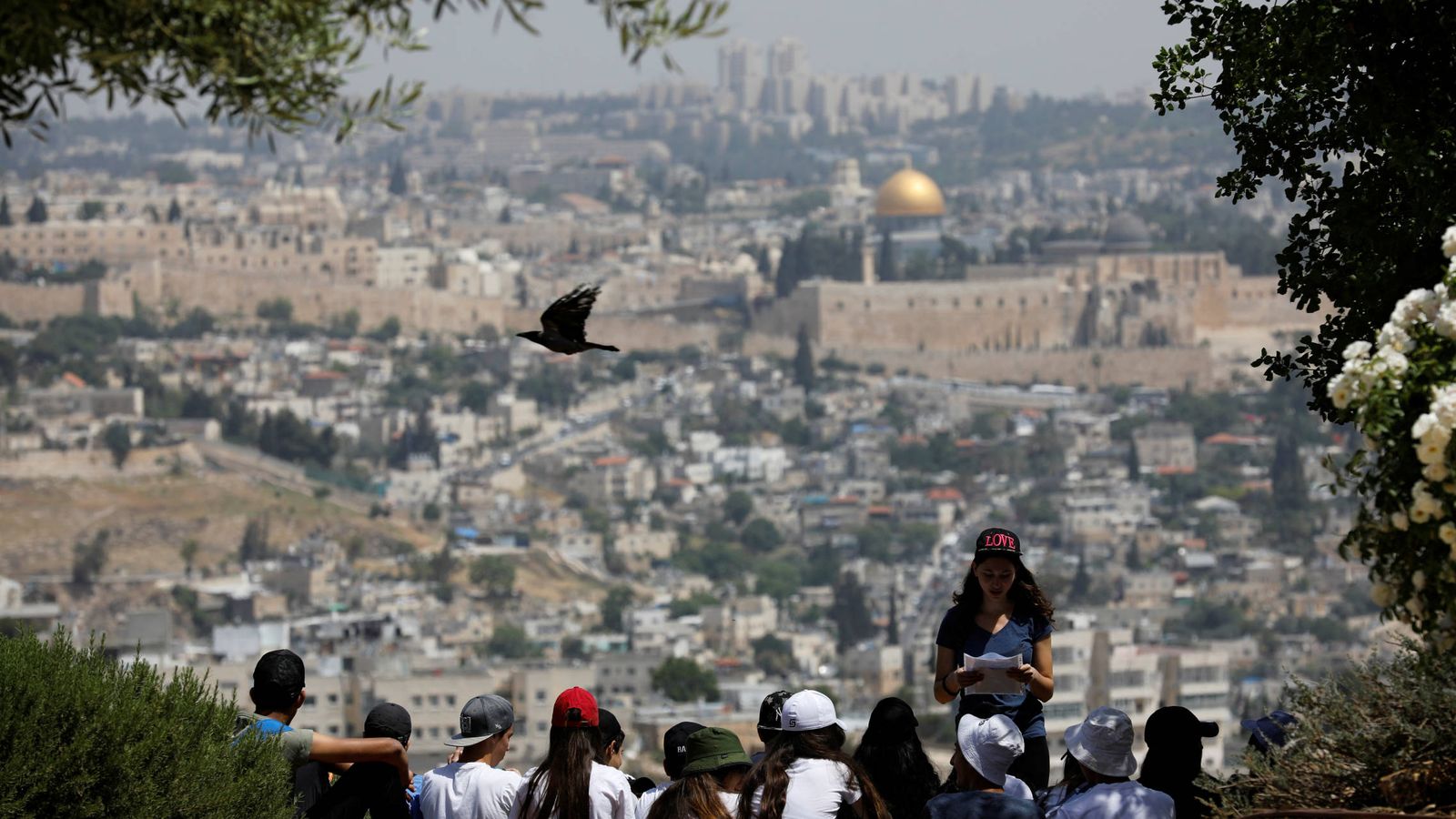 Foto: Escolares israelíes observan Jerusalén desde Armon Hanatziv, el 11 de mayo de 2017. (Reuters)