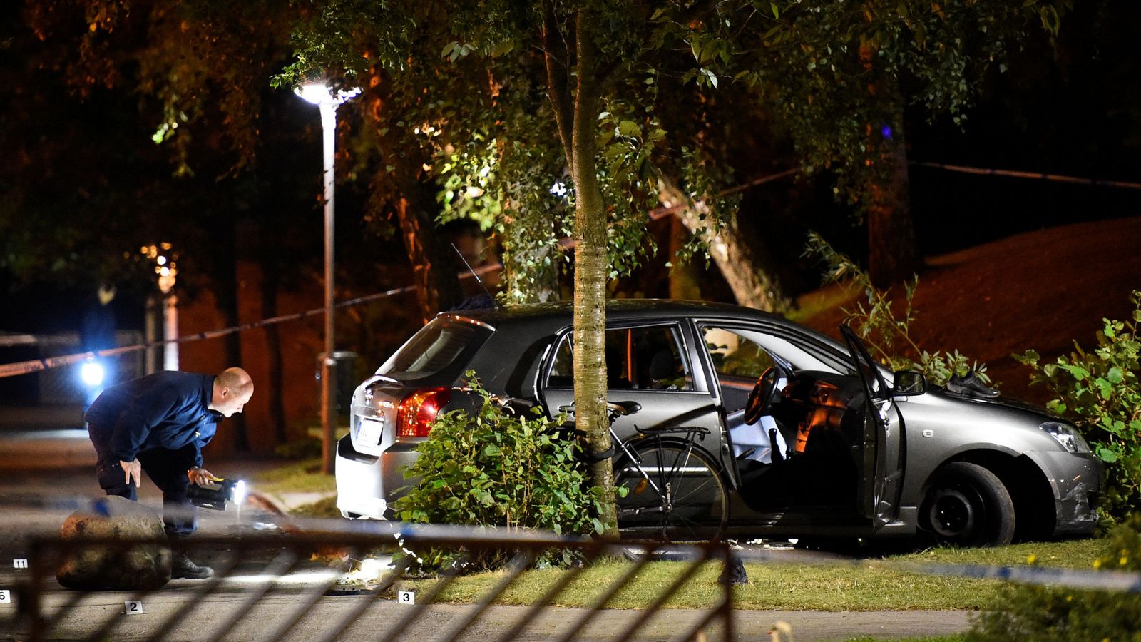 Foto: Un policía inspecciona el coche en que estaban los heridos. (Reuters)