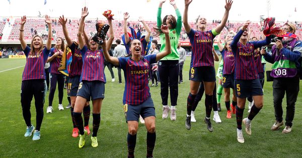 Foto: Las jugadoras del Barcelona celebran su clasificación para la final de la Champions. (Reuters)
