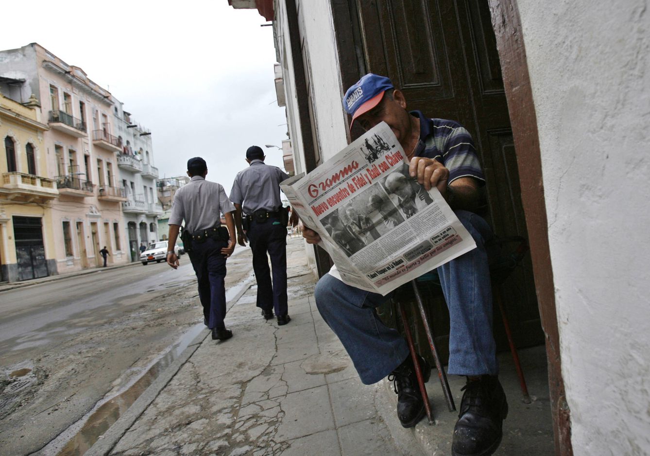 Un cubano lee el 'Granma' en La Habana, Cuba. (Reuters) 