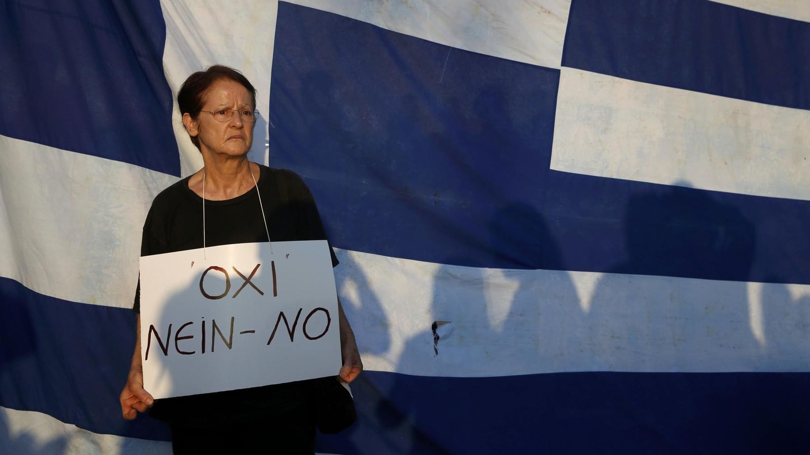 Foto: Una mujer se manifiesta a favor del "no" en el referéndum griego. (Reuters)