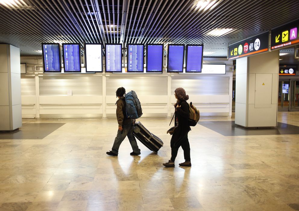 Foto: Un joven español espera su vuelo en Barajas (Reuters)