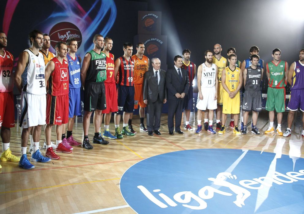 Foto: Jugadores de los 18 equipos durante la presentación oficial de la temporada 2013-14 de la Liga Endesa ACB. (Efe)