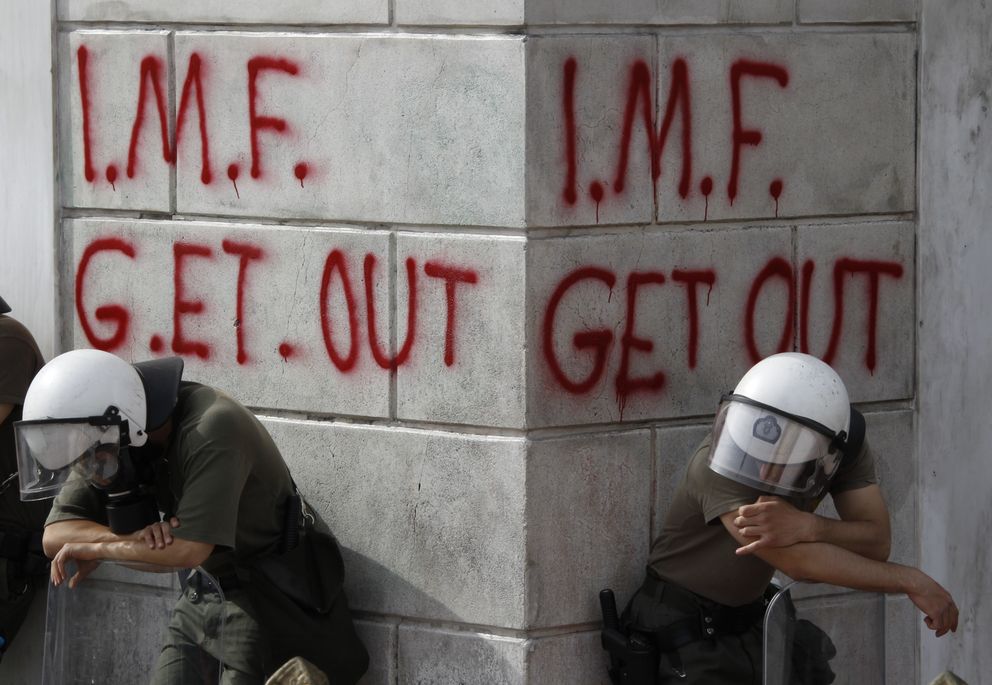 Dos policías griegos descansan durante violentas protestas contra los recortes en Atenas (Reuters/Archivo).