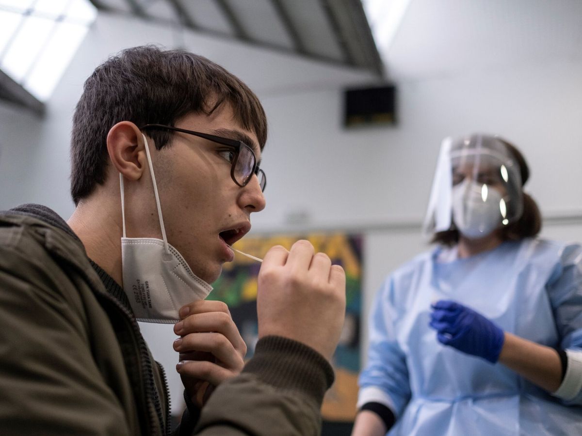 Foto: Personal sanitario realiza test de antígenos en saliva en la Casa da Xuventude, en Ourense. (EFE/Brais Lorenzo)