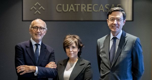 Foto: La exvicepresidenta del Gobierno Soraya Sáenz de Santamaría, junto a Rafael Fontana (i), presidente de Cuatrecas, y Jorge Badía, nuevo CEO.