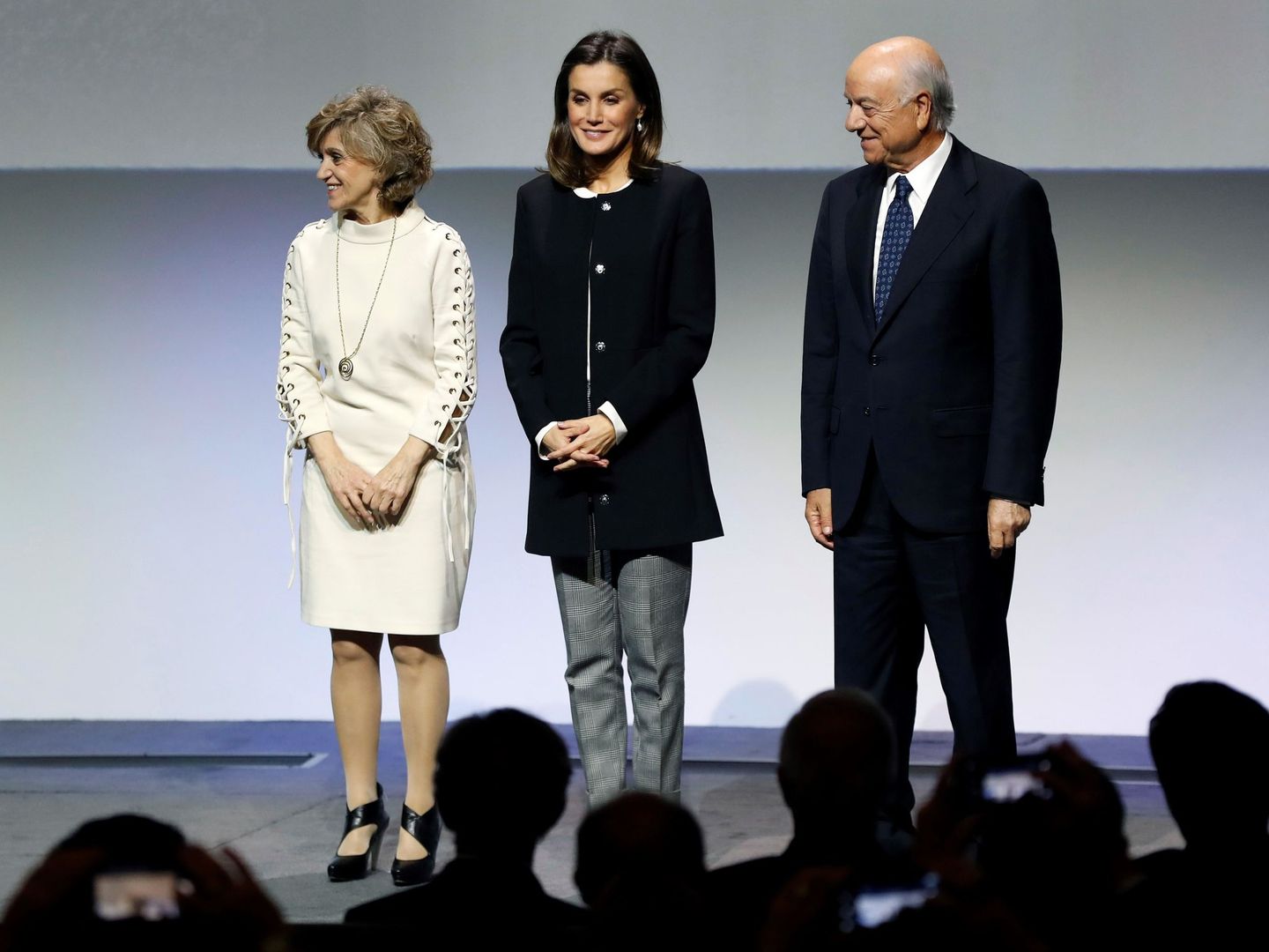 La reina Letizia, el expresidente del BBVA Francisco González y la ministra de Sanidad, María Luisa Carcedo, en el acto de celebración del X aniversario de los Premios Integra de BBVA. (EFE)