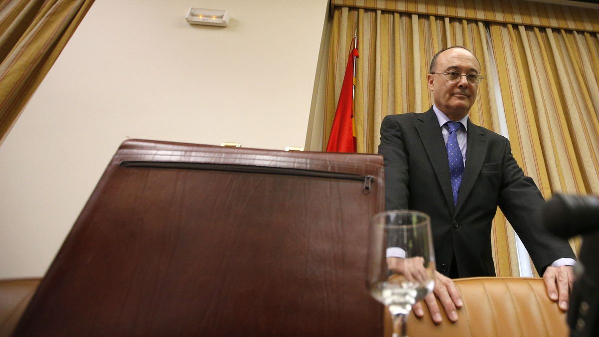 El BdE agita la pócima de las fusiones para evitar la liquidación de bancos en España