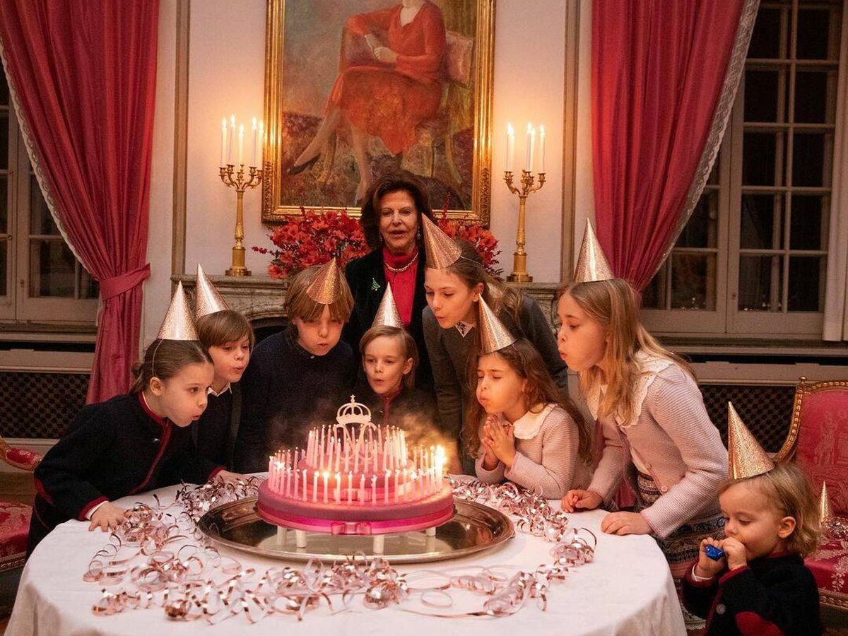 Foto: La reina Silvia, con sus nietos. (IG Kungahuset)
