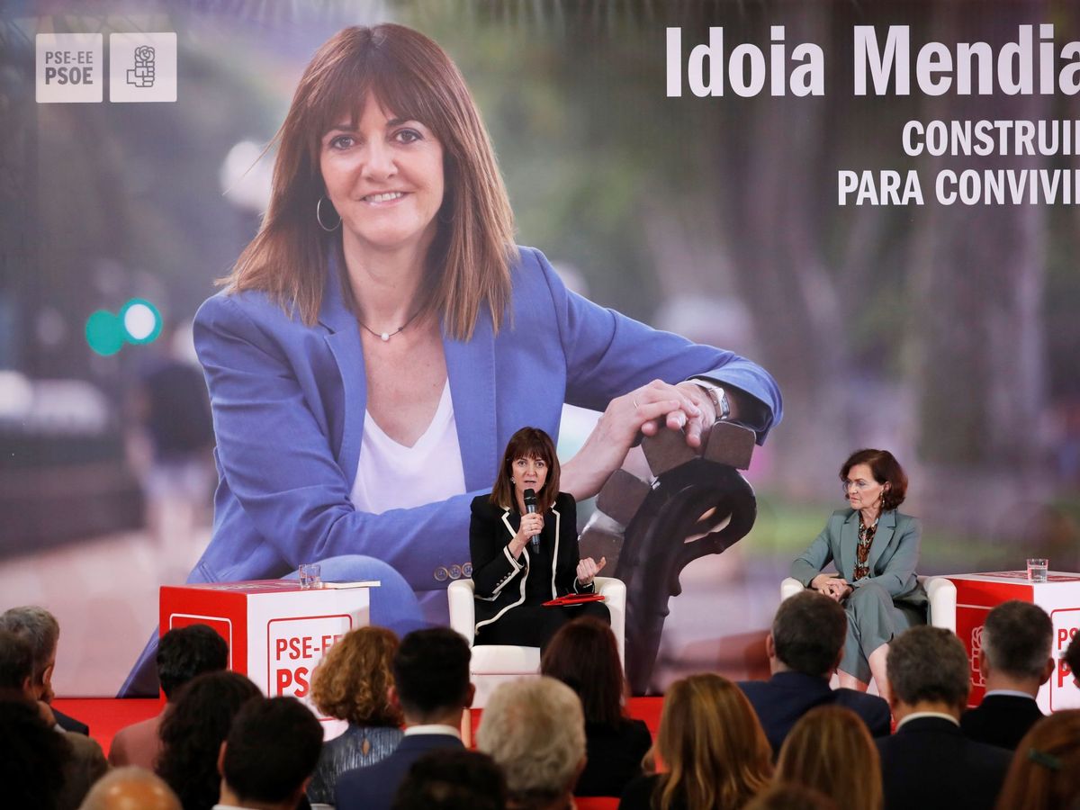 Foto: Idoia Mendia, secretaria general del PSE, en la presentación de su libro en Madrid, con la vicepresidenta primera, Carmen Calvo, este 10 de febrero. (EFE)