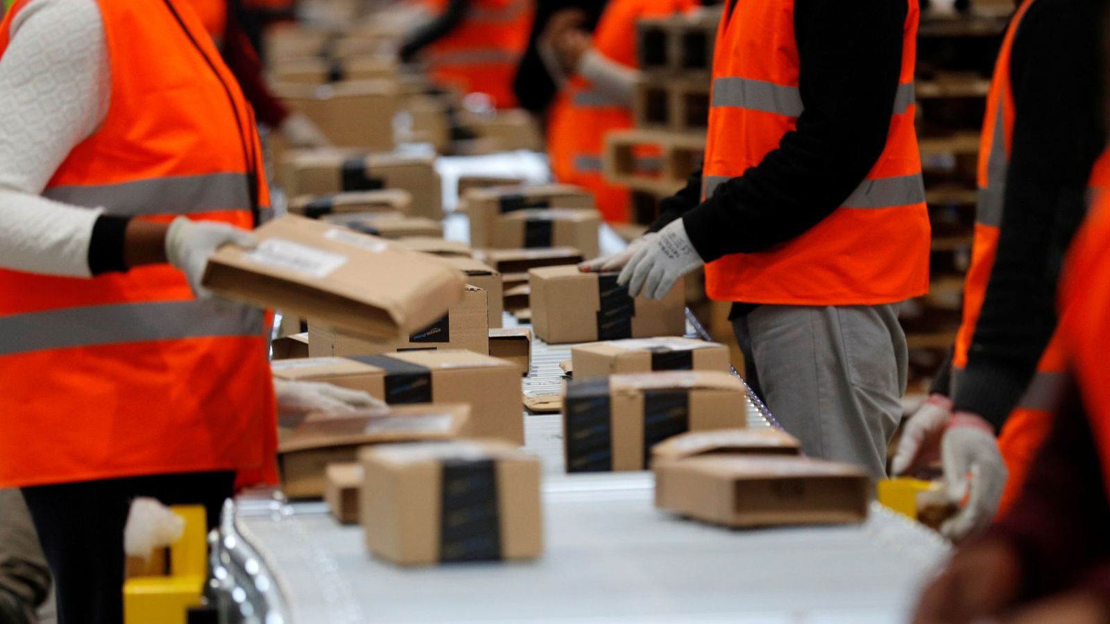 Foto: Empleados de Amazon en la zona de preparación de pedidos. (Reuters)