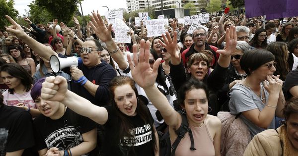 Foto: Protesta en Pamplona ante la Audiencia Provincial para denunciar la sentencia contra La Manada. (EFE)