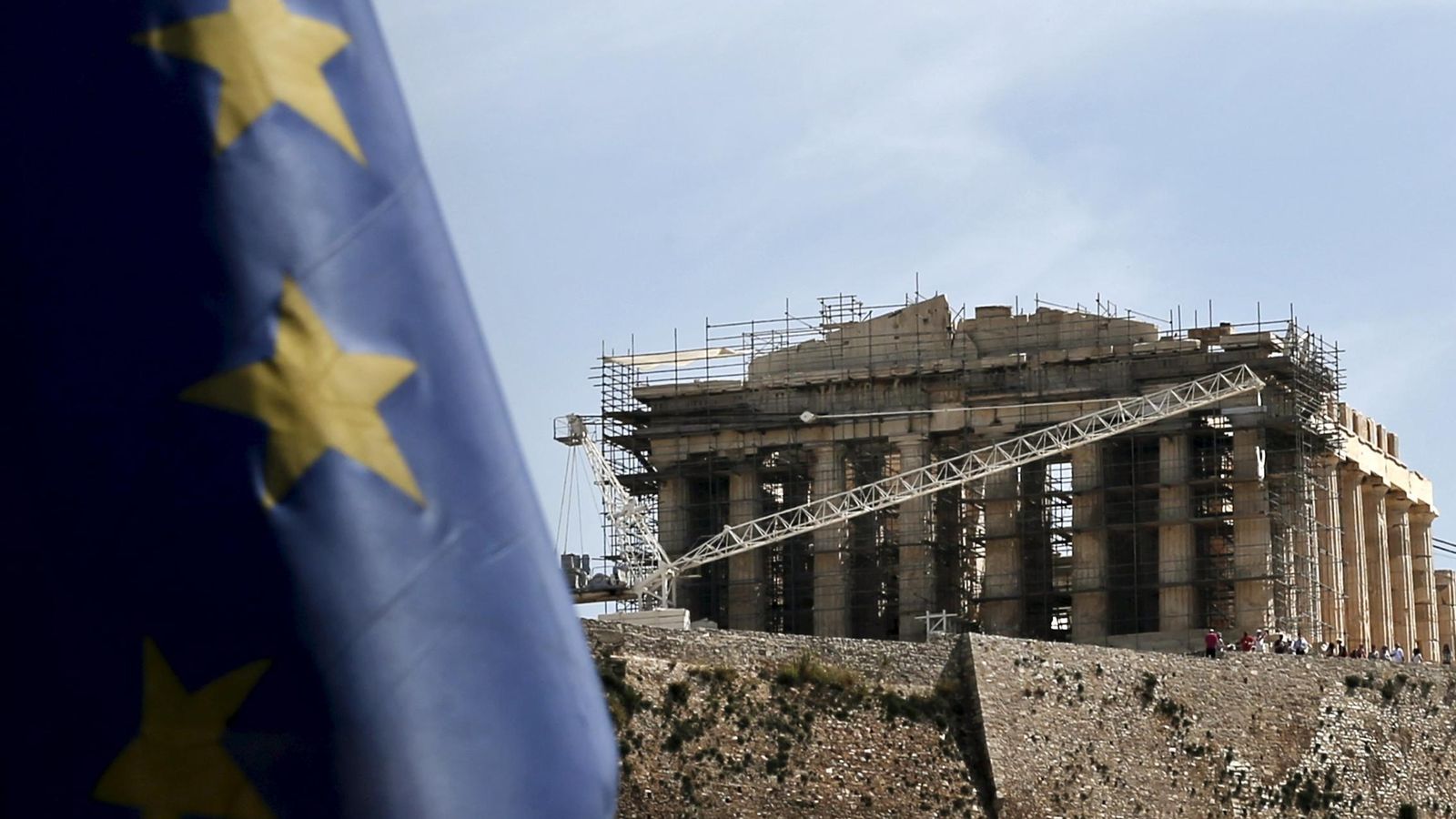 Foto: Una bandera de la Unión Europea ante el Partenón, en Atenas, el 6 de mayo de 2015 (Reuters).