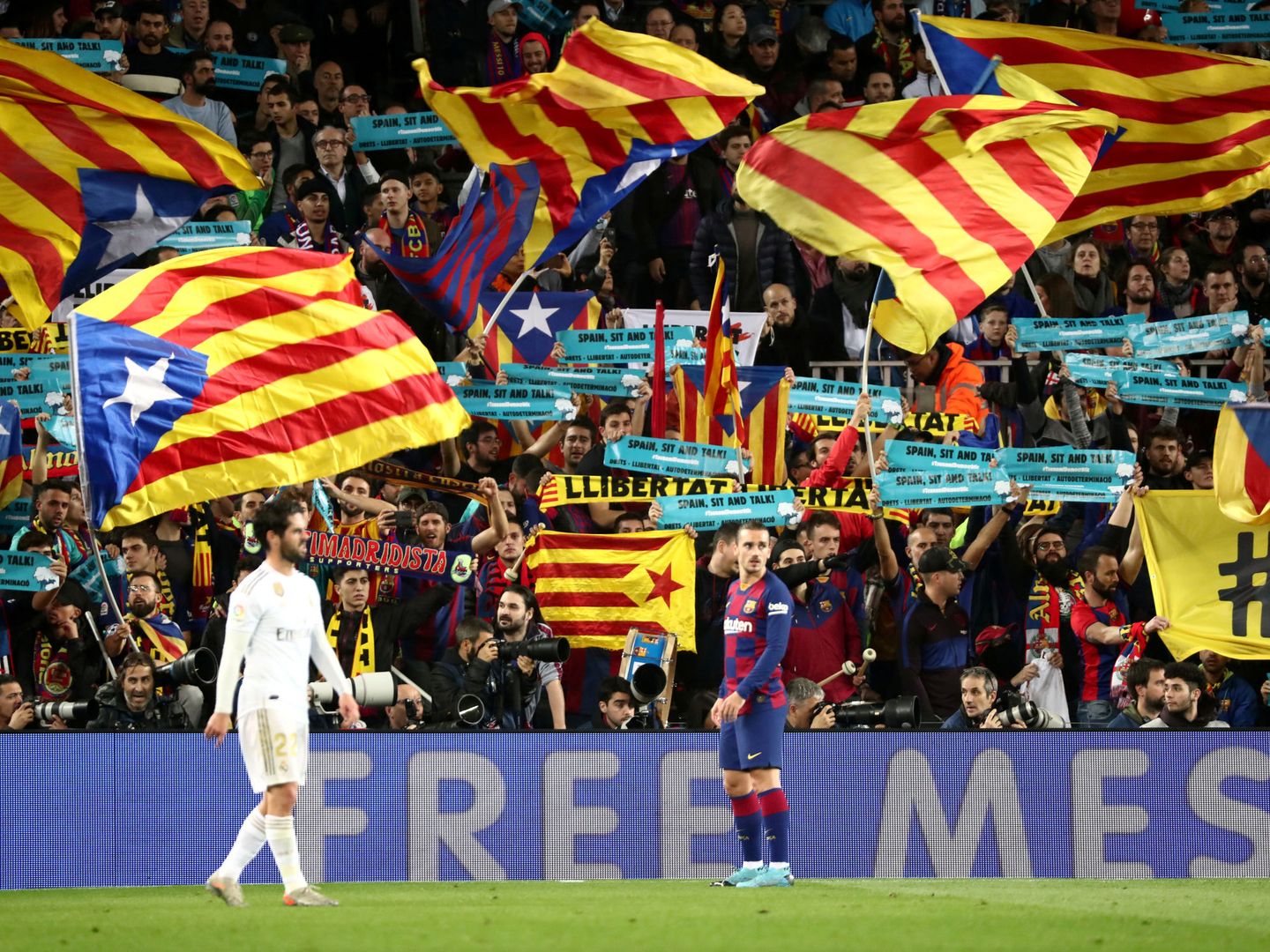 Los aficionados del Barcelona, con carteles y banderas independentistas. (EFE)
