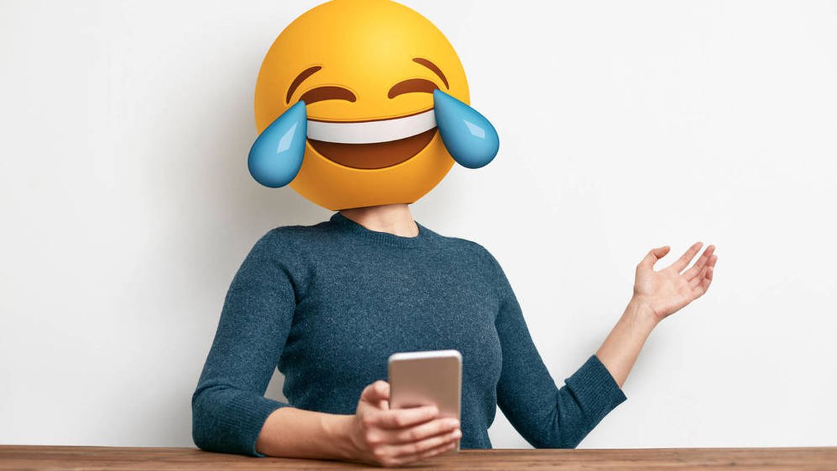 ¿Es el 'emoji' cuchillo una amenaza? Así interpretan los jueces el lenguaje de WhatsApp