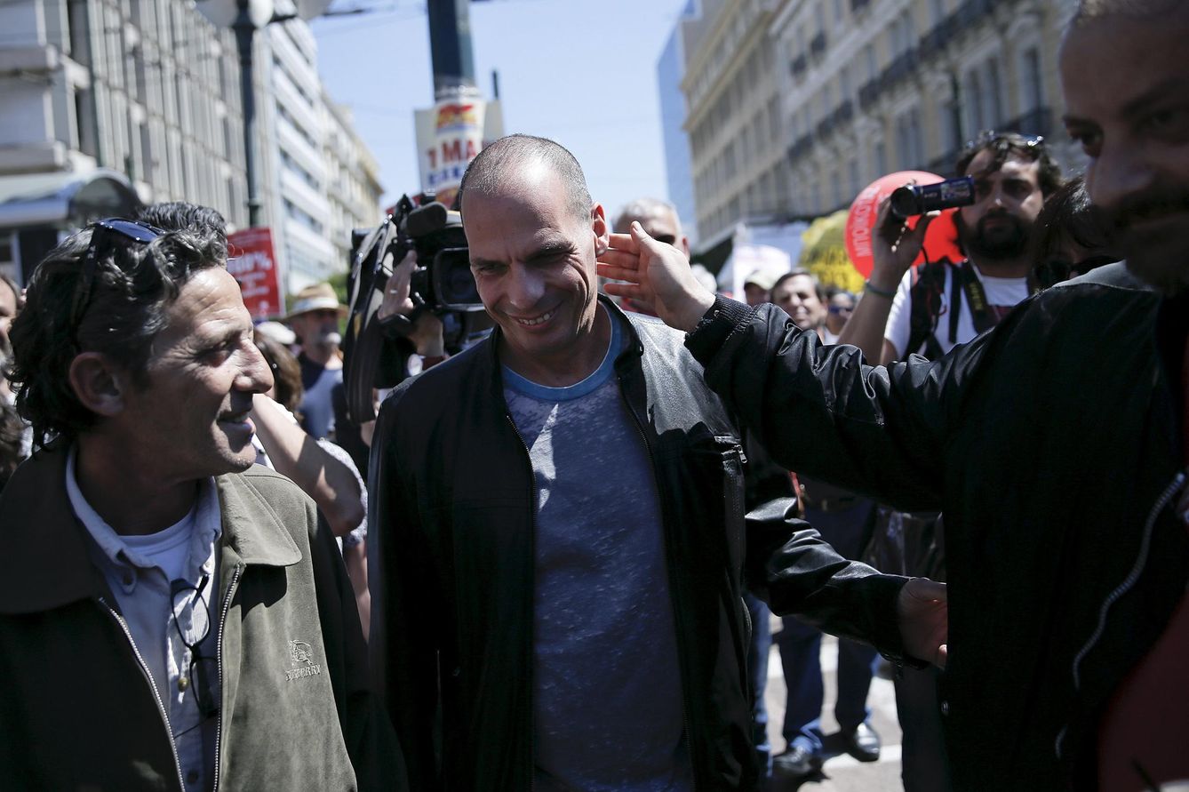 Atenienses saludan a Varoufakis durante las marchas del 1 de mayo (Reuters). 