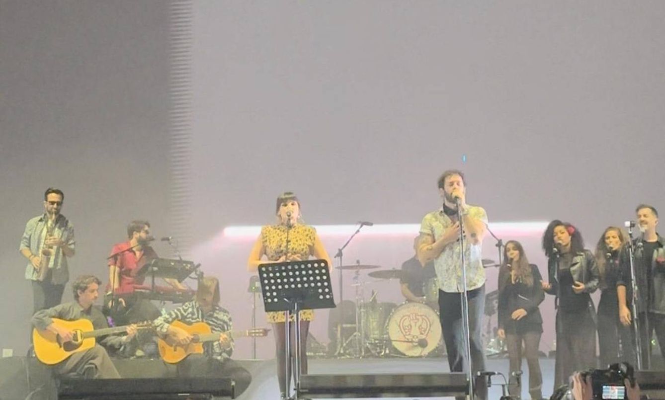 Rozalén cantó la canción 'Gracias' con Viva Suecia en el WARM UP Festival de Murcia (Iván Moya Rojo/@carretedesal)