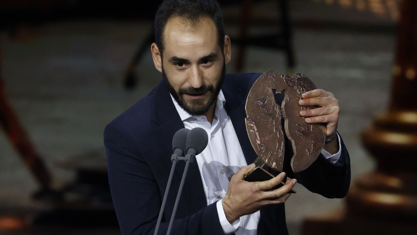 El actor Jesús Carroza recibe el galardón a mejor Interpretación masculina en serie por 'Apagón', durante la gala de entrega de los Premios Forqué. (EFE/Juan Carlos Hidalgo)
