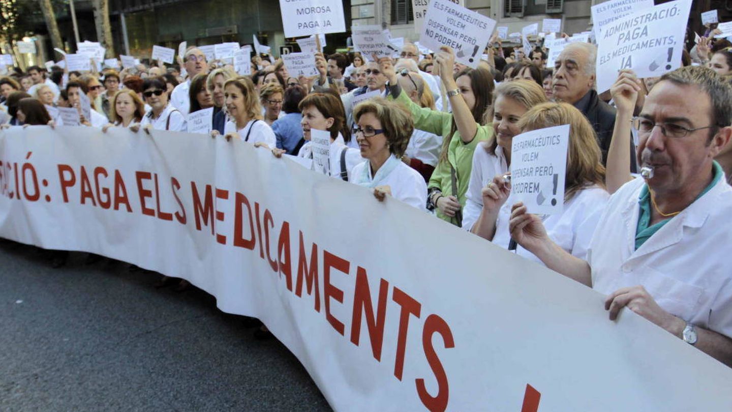 Farmacéuticos catalanes se manifestaron en su día por los retrasos en el pago. (EFE)