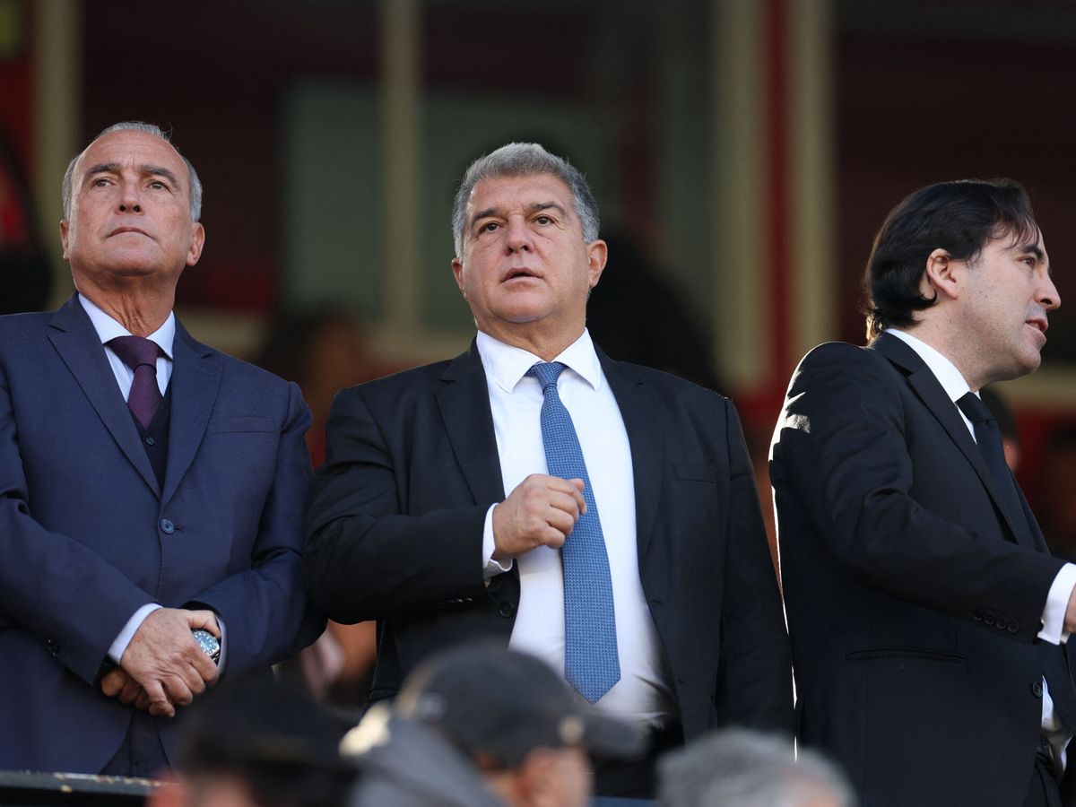 Foto: El presidente culé, en el palco de Vallecas. (Reuters/Isabel Infantes)