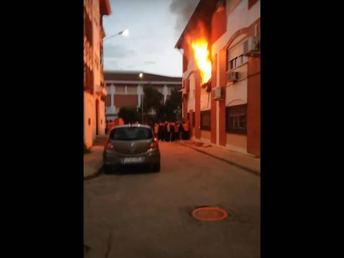 Foto: La vecina del tercer piso en el que se produjo el incendio tuvo que saltar desde su ventana (Youtube)