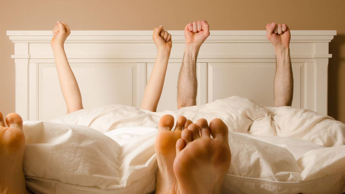 Compartir cama con desconocidos a cambio de dinero: así es el 'hot-bedding'