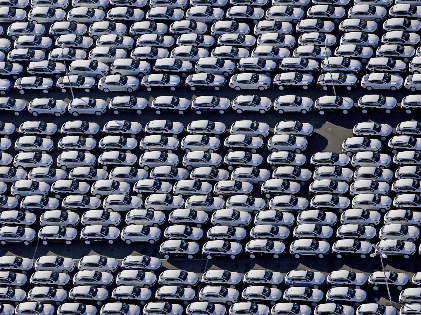 Vista aérea del estacionamiento de automóviles. (EFE)