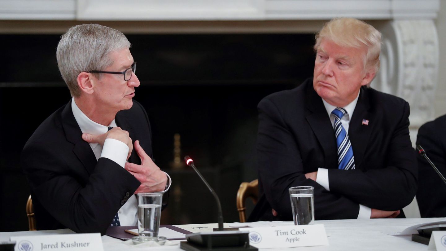Tim Cook, CEO de Apple, junto a Donald Trump. (Reuters)