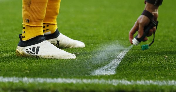 Foto: El uso del espray está generalizado en el fútbol desde hace unos años. (Reuters)