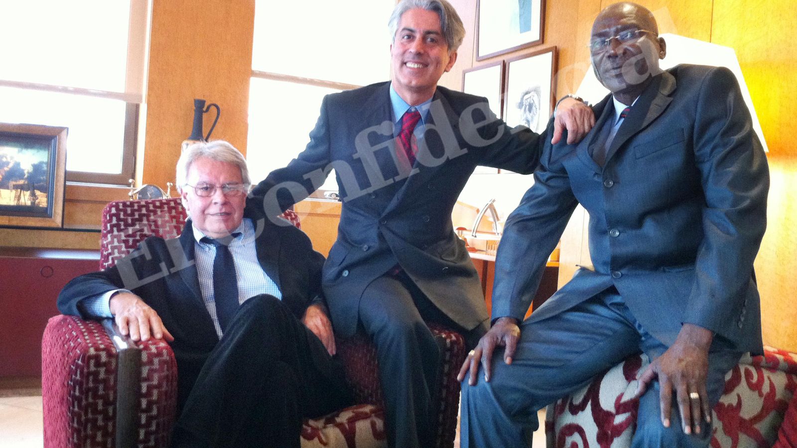 Foto: El expresidente del Gobierno Felipe González (i), Massoud Zandi y el ministro del Chad. (EC) 