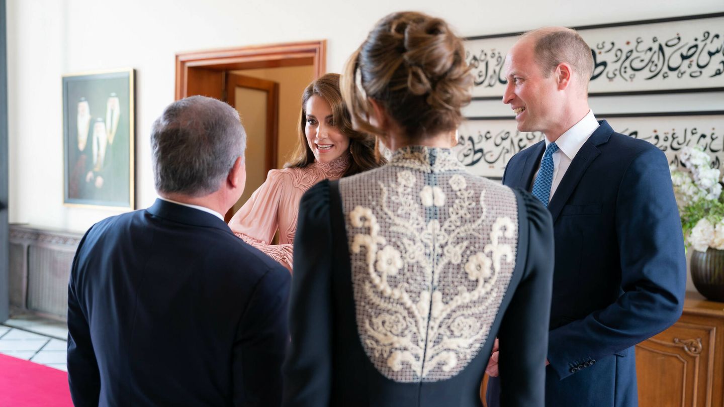 Rania de Jordania, de espaldas, con los Príncipes de Gales. (Corte real hachemita)