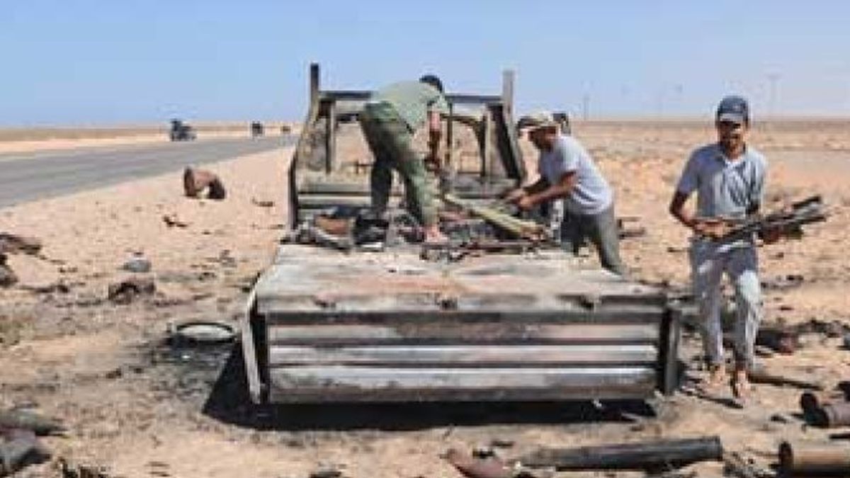 Libia mira hacia el laberinto de la transición mientras siguen los combates