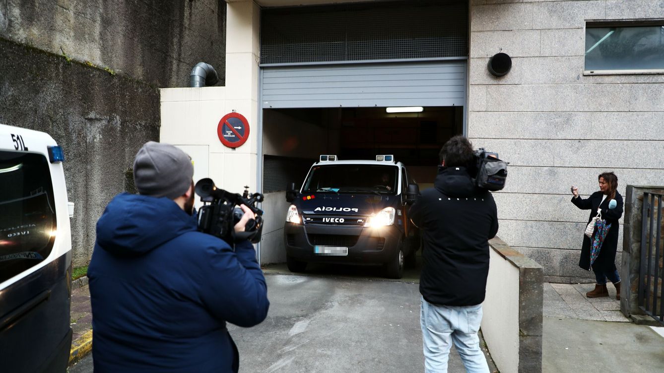 Foto: El furgón policial al llevar al juzgado al detenido por la muerte de su padre. (Europa Press)