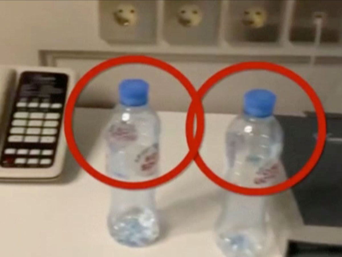Foto: Botellas de agua en el hotel de Navalni, según imágenes distribuidas por su equipo. (Reuters)