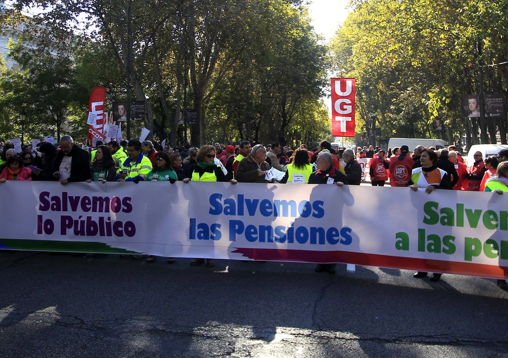 Foto: Cabecera de la manifestación convocada por la Cumbre Social, en defensa de los servicios públicos y las pensiones