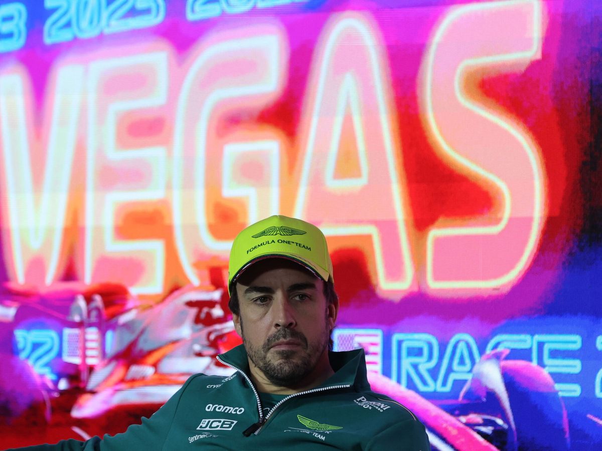 Foto: El vacile de Aston Martin y Fernando Alonso en la promoción del GP de Las Vegas. (REUTERS / Mike Blake)