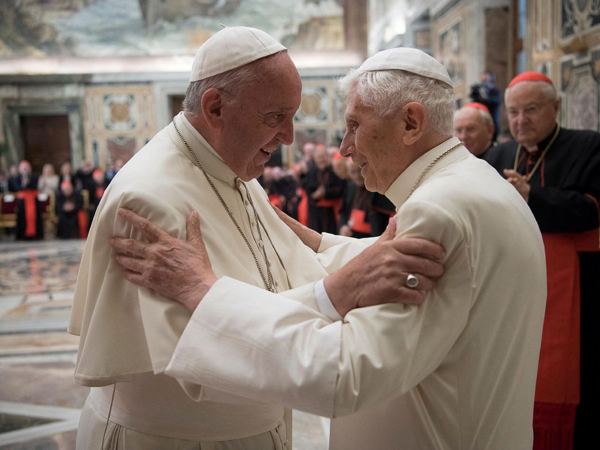 Foto: Imagen de archivo del 2016 del papa Francisco abranzando a Benedicto XVI. (Reuters/Osservatore Romano)