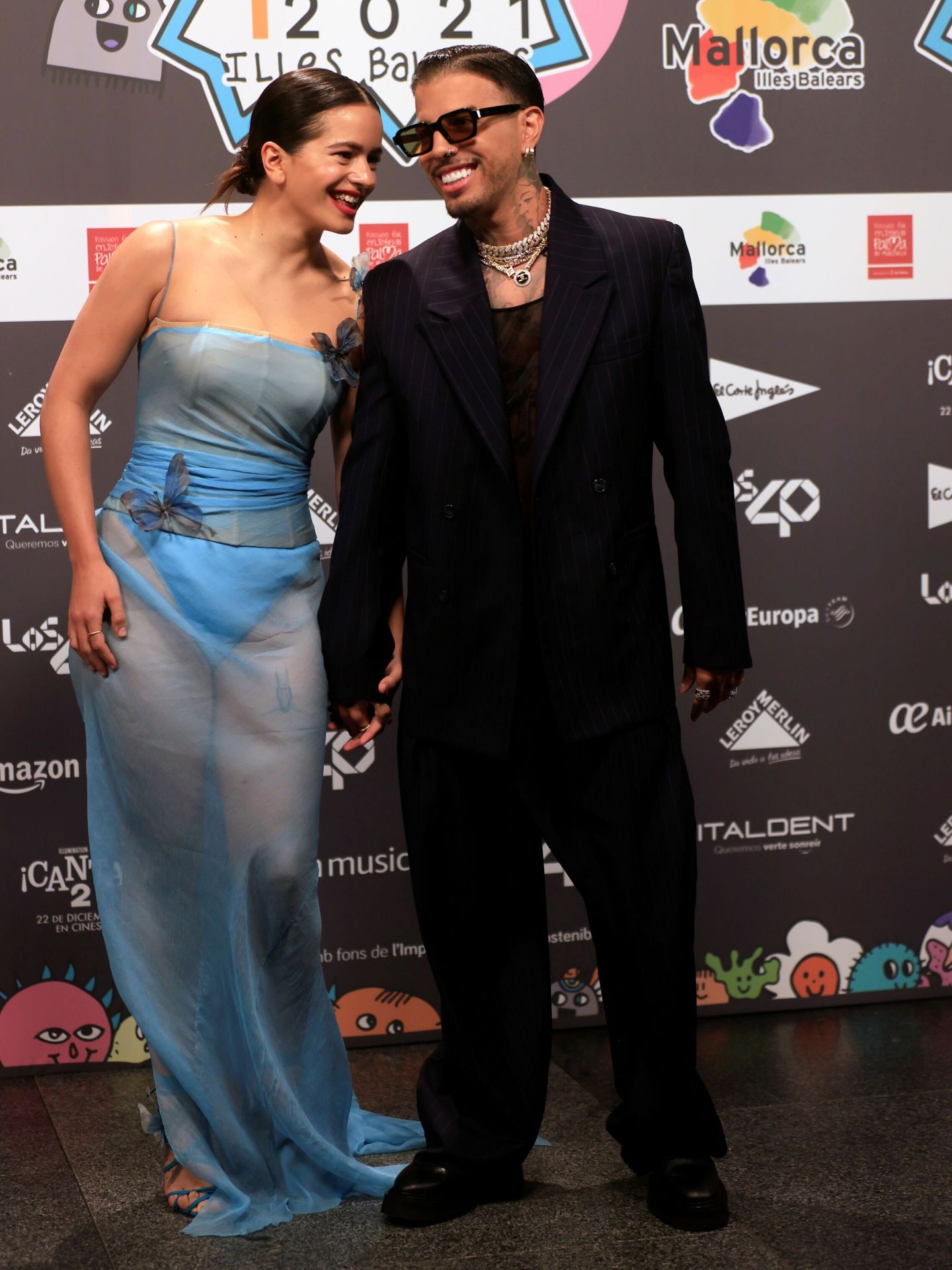 Rosalía y Rauw Alejandro posan para los fotógrafos a su llegada a la gala de Los40 Music Awards. (EFE/Cati Cladera)
