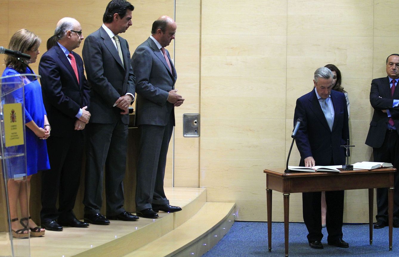 José María Marín Quemada toma posesión como presidente de la CNMC ante Luis de Guindos y otros miembros del Gobierno. (EFE)