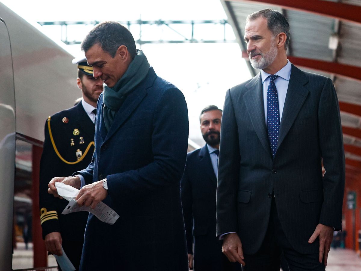 Foto: El rey Felipe VI y el presidente Pedro Sánchez en la inauguración del AVE en Murcia. (EFE/Javier Lizón)