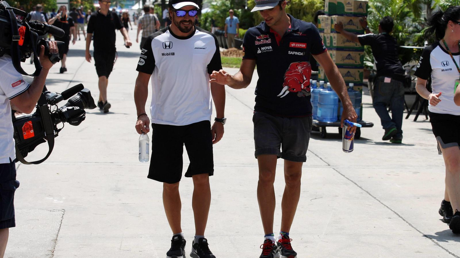 Foto: Fernando Alonso y Carlos Sainz, este jueves en Sepang.