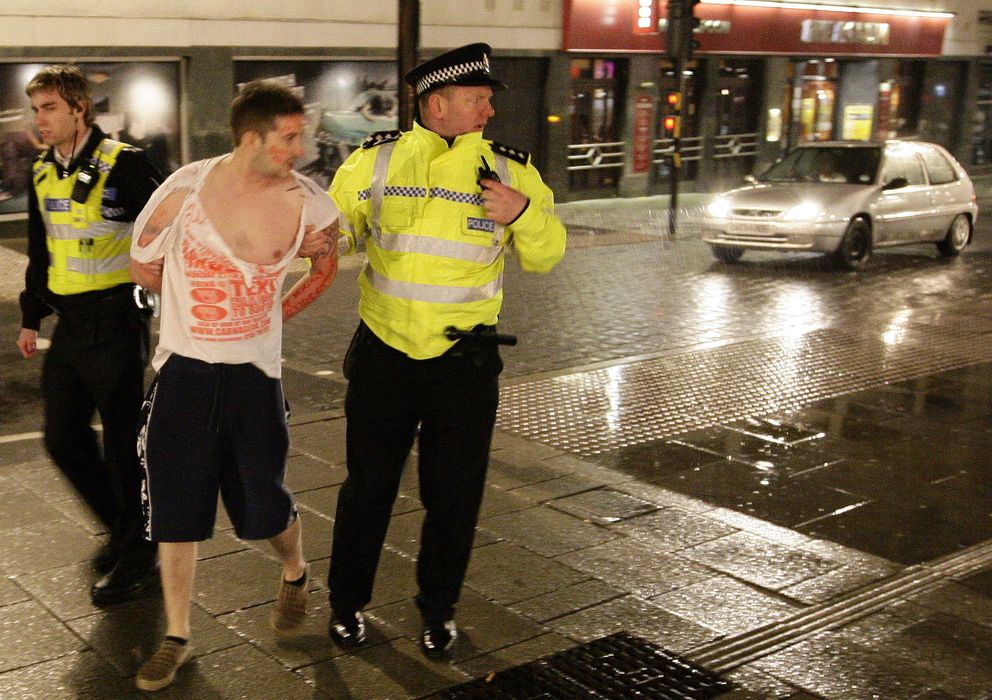 Foto: La policía británica detiene a un borracho en una fista estudiantil en Lincoln. (Reuters)