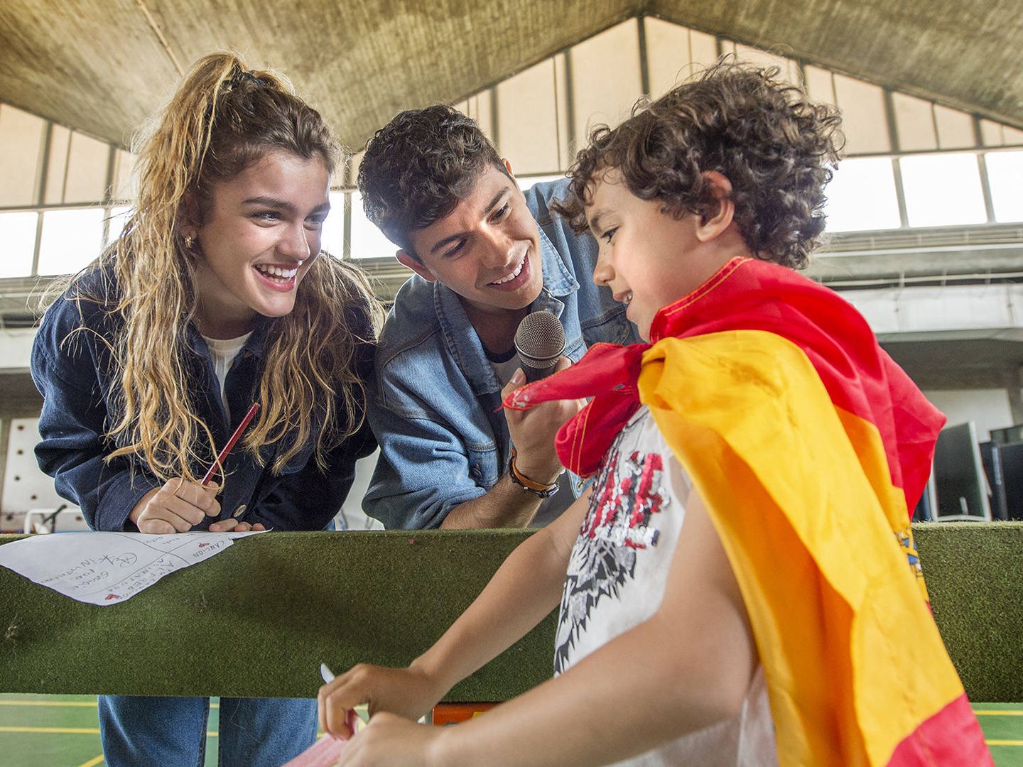 Amaia y Alfred saludan a Rodrigo, un niño del colegio Giner de los Ríos de Lisboa. (RTVE)