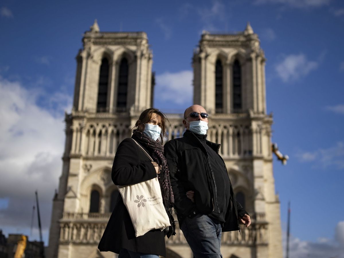 Foto: Una pareja pasea frente a Notre Dame en París. (EFE)