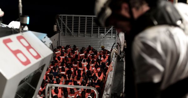 Foto: Migrantes recatados por la tripulación del Aquarius en el Mediterráneo central, el 10 de junio de 2018. (Reuters)